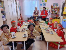 "В гостях у самовара". "В гостях у самовара".